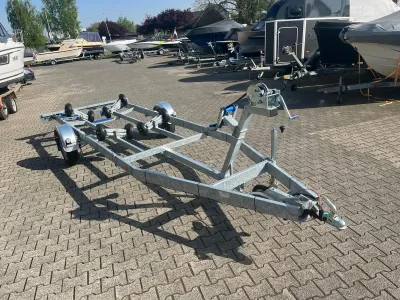 boottrailer op stenen parkeerplaats
