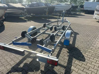 boottrailer op parkeerterrein