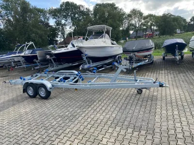 boottrailer op tegelvloer bij andere boten