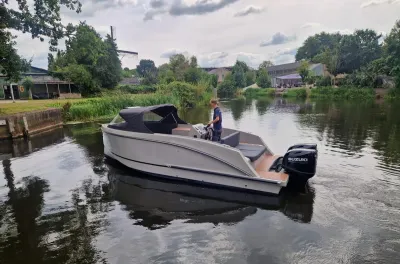 motorboot op rustig water bij kade