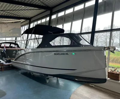 boot in showroom met bimini en kuip