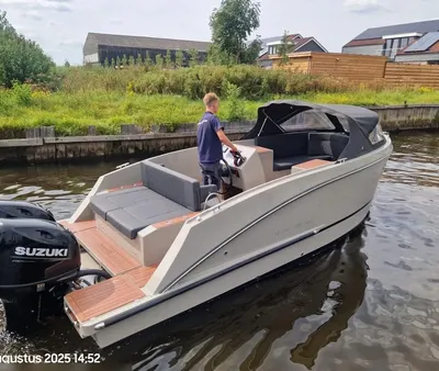 motorboot in kanaal met bestuurder