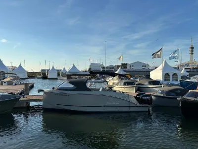 boot aangemeerd in jachthaven bij evenementen