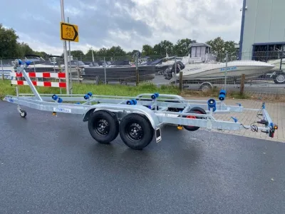 boottrailer op parkeerplaats bij jachthaven