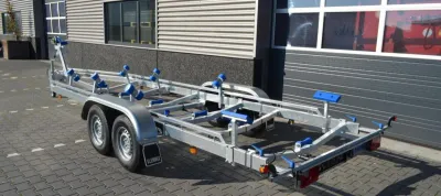 boottrailer bij bedrijfsgebouw
