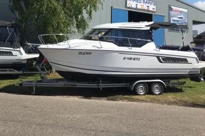 motorboot op trailer bij bedrijfspand