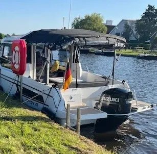 motorboot aangemeerd langs kanaal