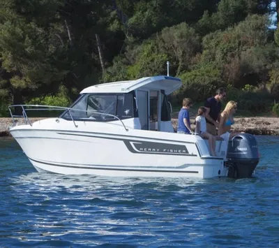 motorboot met mensen bij de kust
