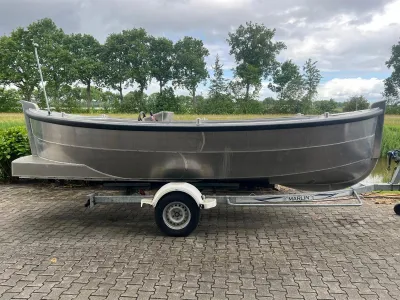 Aluminium sloep op trailer buiten