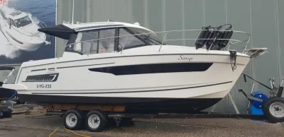 motorboot op trailer bij loods