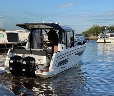 achteraanzicht van motorboot in jachthaven