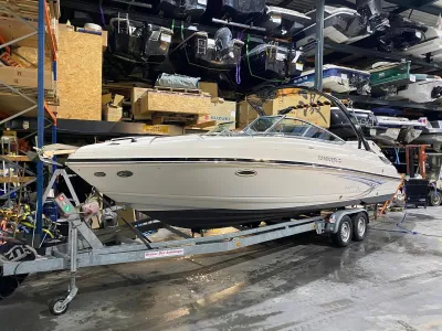 motorboot op trailer in loods