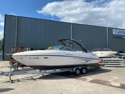 motorboot op trailer bij bedrijfspand