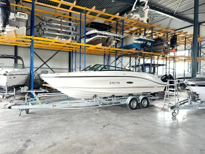 witte boot op trailer in opslaghal