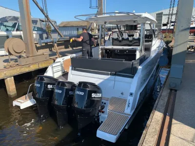 boot met drie buitenboordmotoren in haven