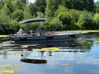 aluminium platbodem op rustig water