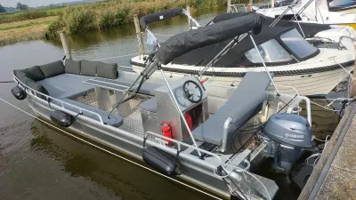 aluminium platbodem boot afgemeerd in haven