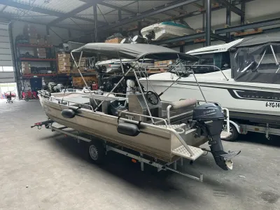 aluminium platbodem met buitenboordmotor in loods