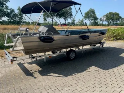aluminium platbodem op trailer in buitenomgeving