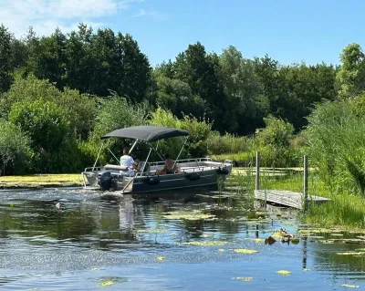 aluminium platbodem op rustig binnenwater