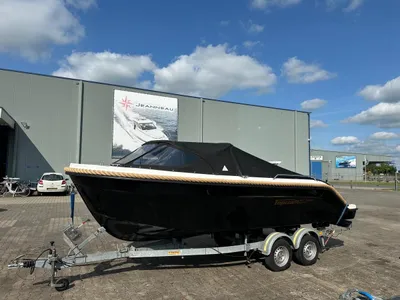 zwarte boot op trailer bij bedrijfspand