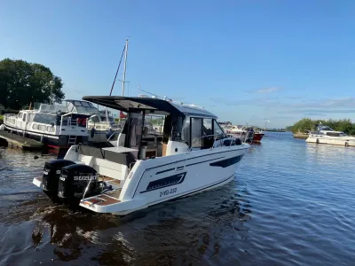 motorboot bij steiger in jachthaven