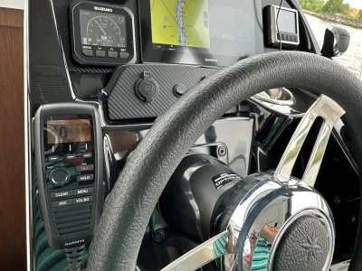 stuurwiel en dashboard met instrumenten