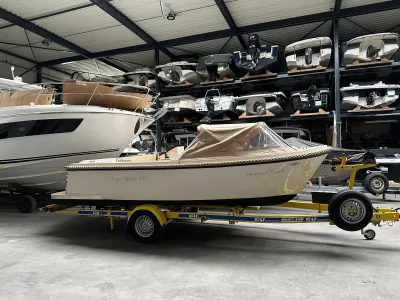 sloep op trailer in binnenloods