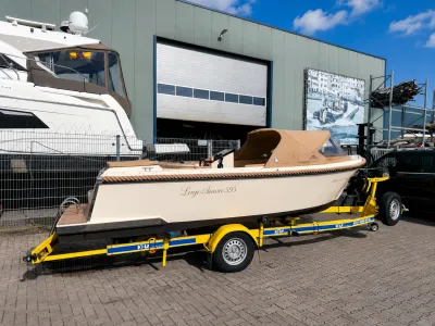 sloep op trailer voor bedrijfsgebouw