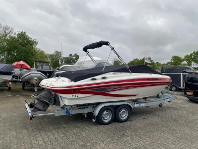bowrider boot op trailer op parkeerplaats