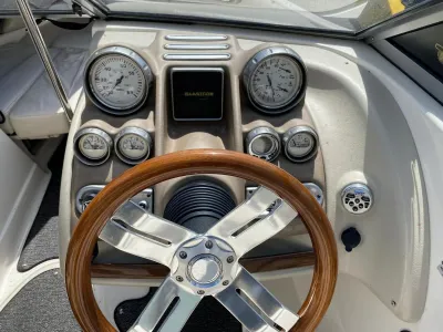 stuur en dashboard van bootinterieur