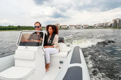 twee personen op een rib-boot op open water