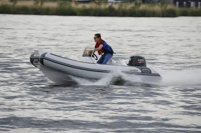 rubberboot op water met bestuurder
