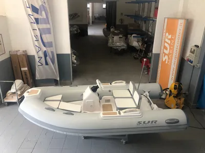 opblaasbare boot in binnenruimte