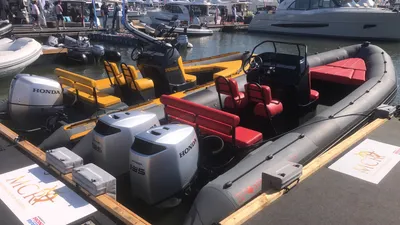 rubberen boot met rode en gele zitplaatsen