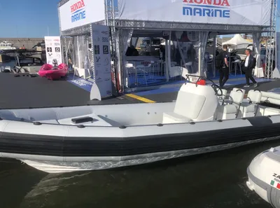 rib-boot aangemeerd bij beurs