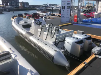 RIB-boot afgemeerd in jachthaven