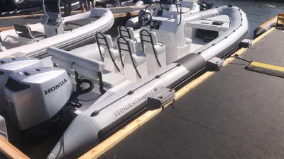 RIB-boot afgemeerd bij steiger