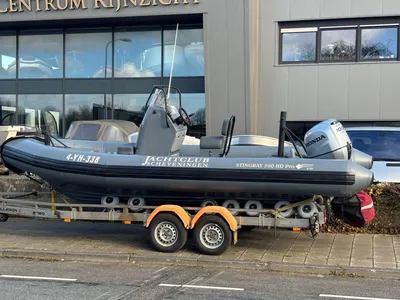 RIB-boot op trailer langs straat
