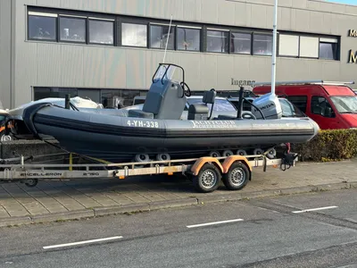 RIB-boot op trailer bij bedrijfsgebouw