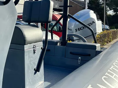 Interieur van RIB met zitbank en motorruimte