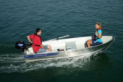 kleine aluminium boot met twee personen