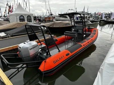 Oranje RIB-boot in jachthaven