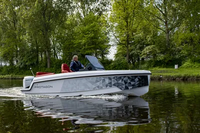 motorboot varend op stille rivier