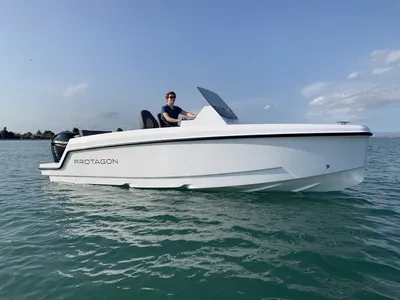 witte open motorboot op rustig water