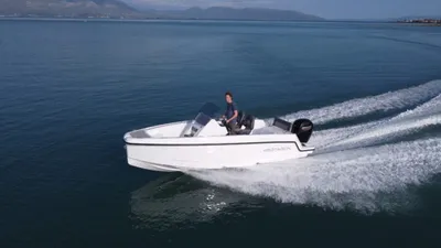 motorboot op open water met bestuurder