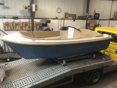 lichtblauwe sloep in werkplaats