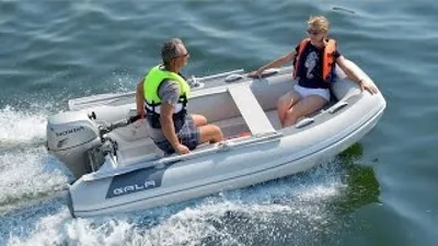 kleine rubberboot met twee personen