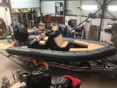 rubberboot op trailer in werkplaats