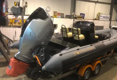 grijze rib boot op trailer in werkplaats